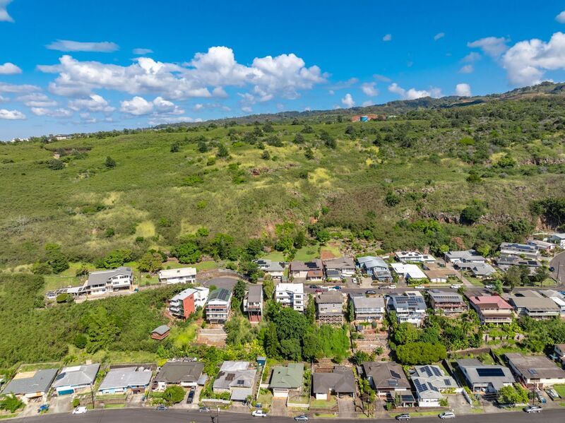 NEWLY REMODELED 6 BED/4.5 BATH HOME IN MOANALUA VALLEY! property image