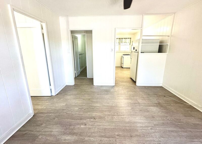 MO'ILI'ILI - Walk-Up Unit on Second Story: 2 BED/1 BATH AVAILABLE NOW includes 1 PARKING and WASHER!! property image