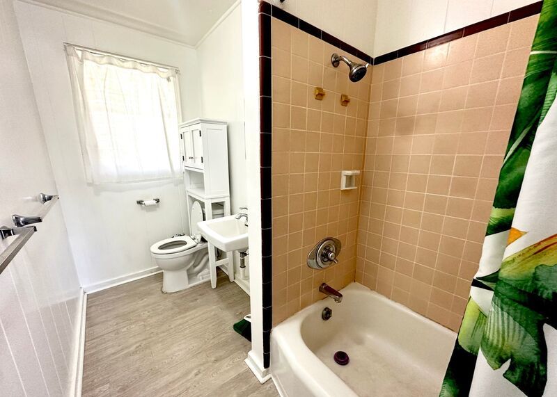 MO'ILI'ILI - Walk-Up Unit on Second Story: 2 BED/1 BATH AVAILABLE NOW includes 1 PARKING and WASHER!! property image