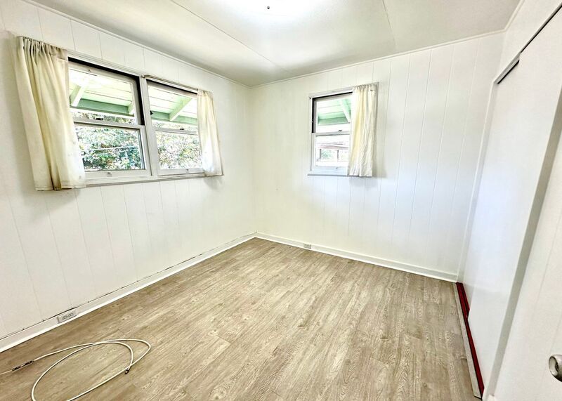 MO'ILI'ILI - Walk-Up Unit on Second Story: 2 BED/1 BATH AVAILABLE NOW includes 1 PARKING and WASHER!! property image