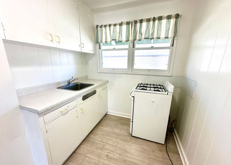 MO'ILI'ILI - Walk-Up Unit on Second Story: 2 BED/1 BATH AVAILABLE NOW includes 1 PARKING and WASHER!! property image