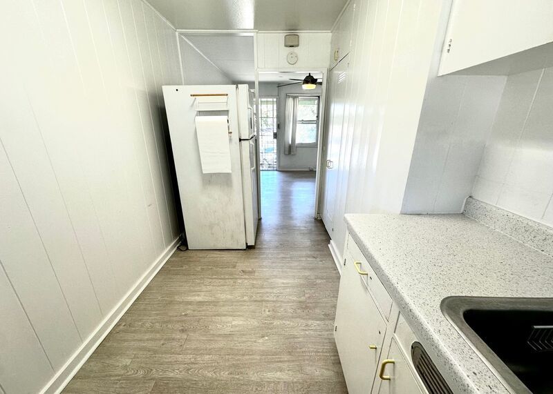 MO'ILI'ILI - Walk-Up Unit on Second Story: 2 BED/1 BATH AVAILABLE NOW includes 1 PARKING and WASHER!! property image
