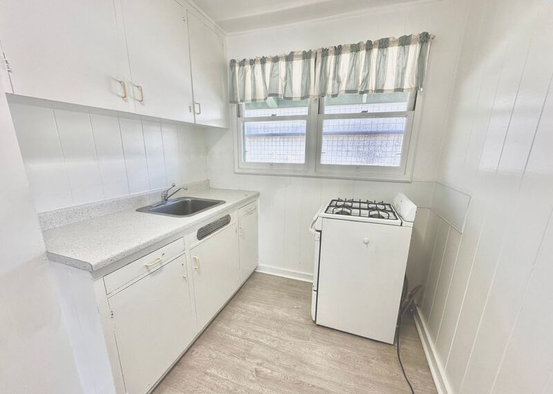 MO'ILI'ILI - Walk-Up Unit on Second Story: 2 BED/1 BATH AVAILABLE NOW includes 1 PARKING and WASHER!! property image