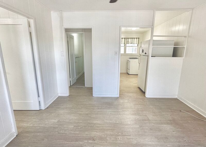 MO'ILI'ILI - Walk-Up Unit on Second Story: 2 BED/1 BATH AVAILABLE NOW includes 1 PARKING and WASHER!! property image