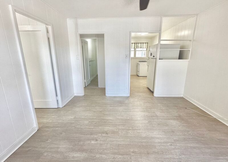 MO'ILI'ILI - Walk-Up Unit on Second Story: 2 BED/1 BATH AVAILABLE NOW includes 1 PARKING and WASHER!! property image