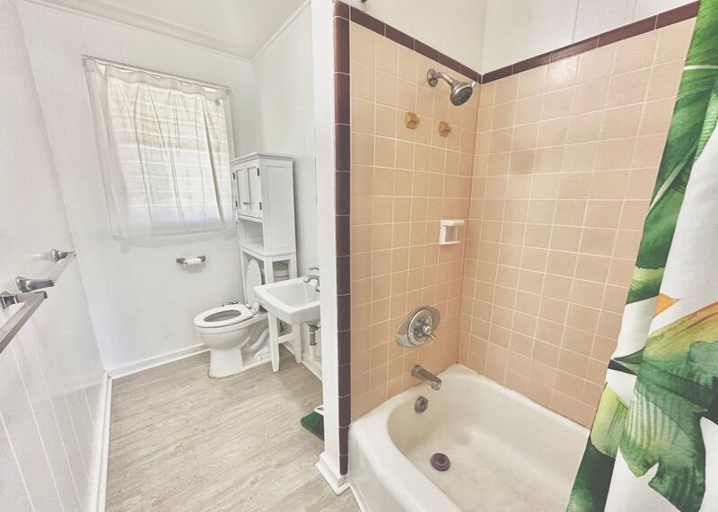 MO'ILI'ILI - Walk-Up Unit on Second Story: 2 BED/1 BATH AVAILABLE NOW includes 1 PARKING and WASHER!! property image