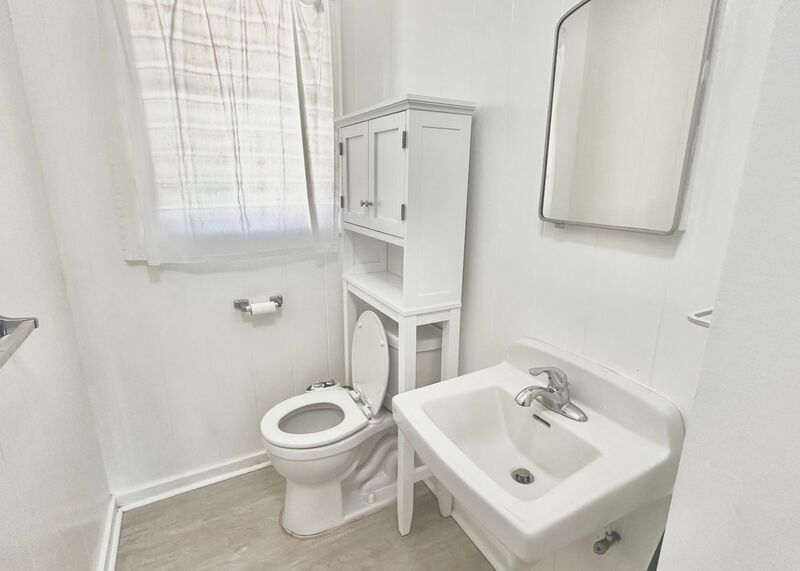 MO'ILI'ILI - Walk-Up Unit on Second Story: 2 BED/1 BATH AVAILABLE NOW includes 1 PARKING and WASHER!! property image