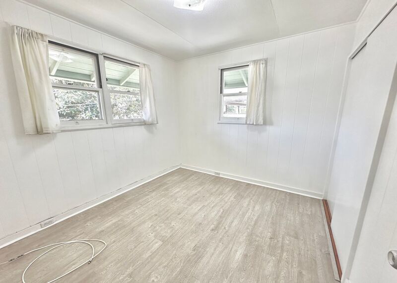 MO'ILI'ILI - Walk-Up Unit on Second Story: 2 BED/1 BATH AVAILABLE NOW includes 1 PARKING and WASHER!! property image