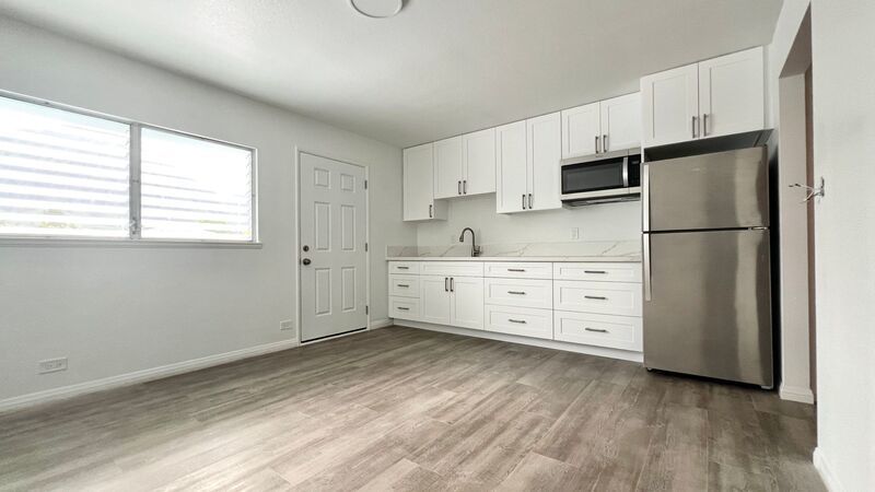 AVAILABLE NOW! PARTIALLY RENOVATED UPPER 2BED/2BATH 780 SQUARE FEET UNIT WITH 2 CAR TANDEM PARKING property image
