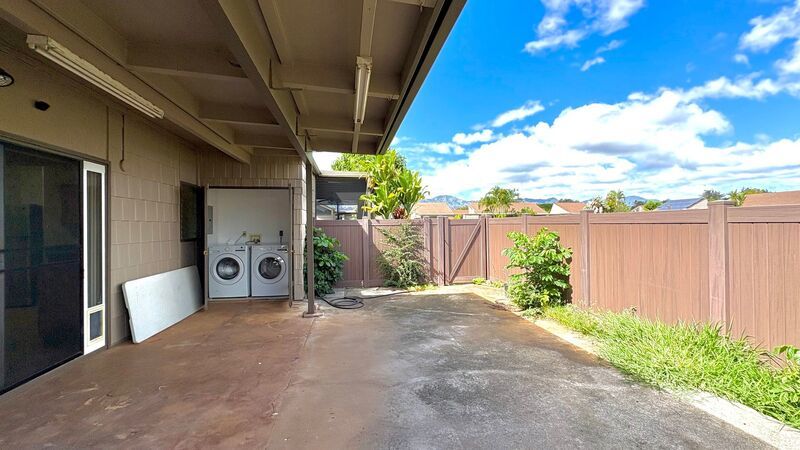 AVAILABLE NOW! 2 BED/1 BATH TOWNHOME W/ LOFT & COVERED PATIO IN MILILANI - Pet Friendly! property image