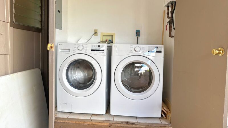 AVAILABLE NOW! 2 BED/1 BATH TOWNHOME W/ LOFT & COVERED PATIO IN MILILANI - Pet Friendly! property image