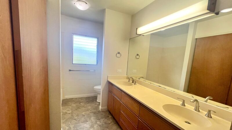 AVAILABLE NOW!  LARGE 1 BEDROOM, 1 BATHROOM UNIT WITH 2 CAR PARKING TANDEMEM property image