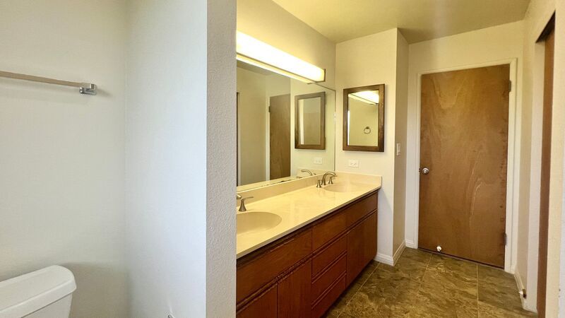 AVAILABLE NOW!  LARGE 1 BEDROOM, 1 BATHROOM UNIT WITH 2 CAR PARKING TANDEMEM property image