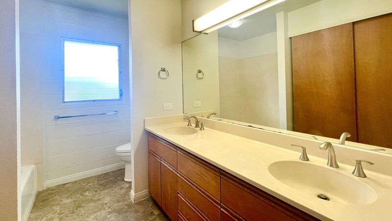 AVAILABLE NOW!  LARGE 1 BEDROOM, 1 BATHROOM UNIT WITH 2 CAR PARKING TANDEMEM property image