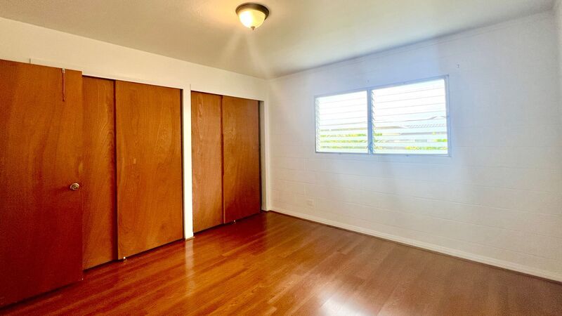 AVAILABLE NOW!  LARGE 1 BEDROOM, 1 BATHROOM UNIT WITH 2 CAR PARKING TANDEMEM property image