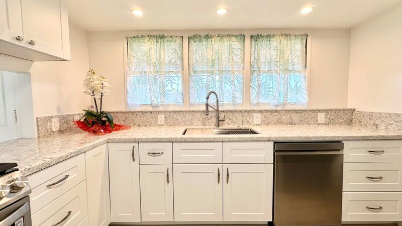 AVAIL NOW 3 BED/1 BATH, GARAGE, AC, & WASHER/DRYER in MANOA!! property image