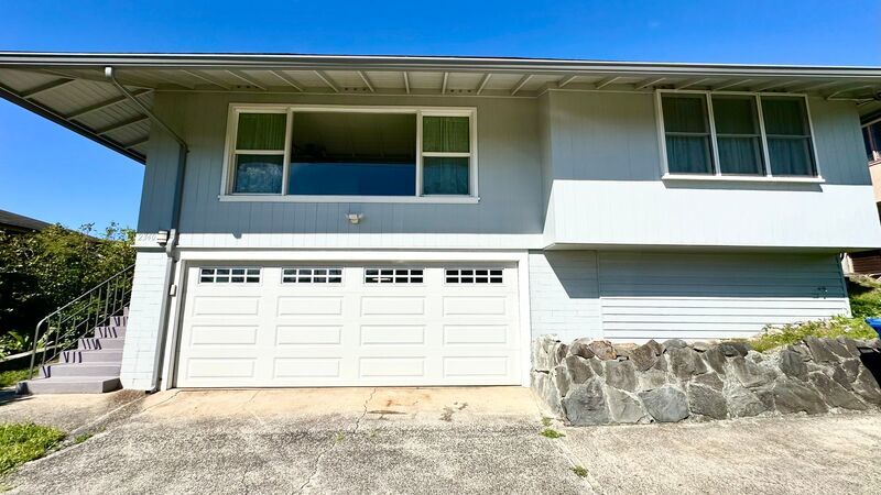 AVAIL NOW 3 BED/1 BATH, GARAGE, AC, & WASHER/DRYER in MANOA!! property image