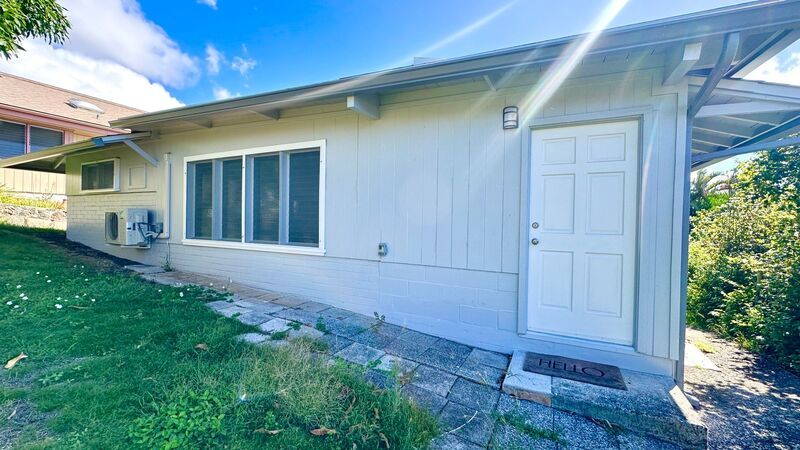 BRAND NEW 1 BED/1 BATH, 1 PARKING OFF-STREET, AC, & WASHER/DRYER in MANOA!! property image