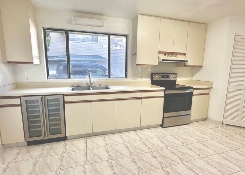 SPACIOUS 3 BEDROOM 2.5 BATH HOME IN KAIMUKI W/2 CAR GARAGE property image