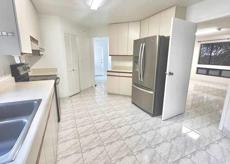 SPACIOUS 3 BEDROOM 2.5 BATH HOME IN KAIMUKI W/2 CAR GARAGE property image