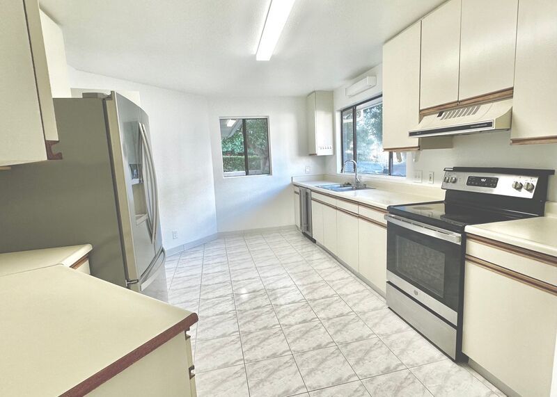 SPACIOUS 3 BEDROOM 2.5 BATH HOME IN KAIMUKI W/2 CAR GARAGE property image