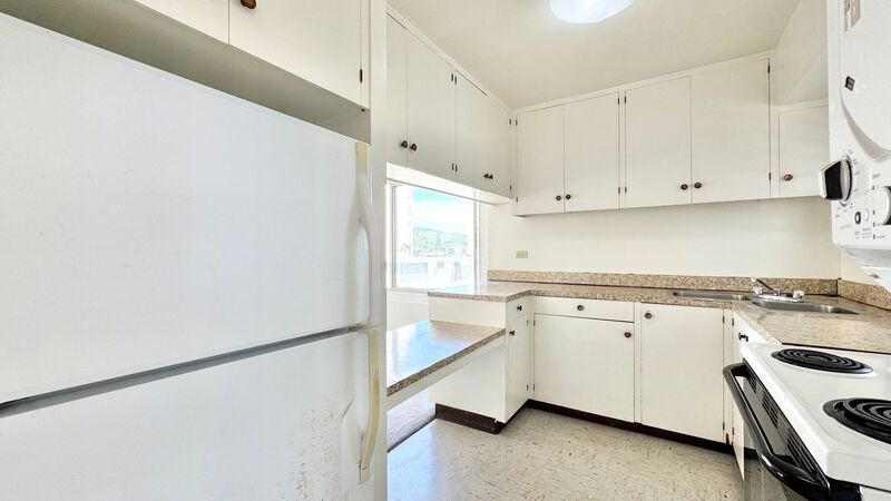 SPACIOUS STUDIO w/ LANAI & Washer/Dryer INSIDE unit - AVAILABLE NOW in MAKIKI - Conveniently Located! property image