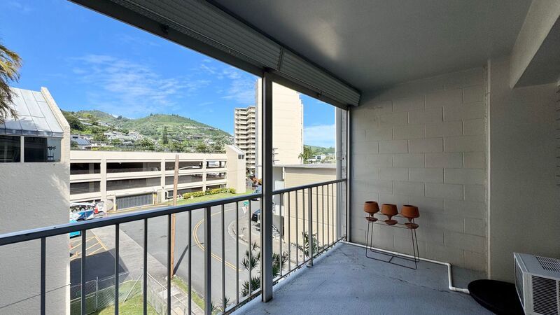 SPACIOUS STUDIO w/ LANAI & Washer/Dryer INSIDE unit - AVAILABLE NOW in MAKIKI - Conveniently Located! property image