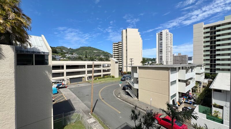 SPACIOUS STUDIO w/ LANAI & Washer/Dryer INSIDE unit - AVAILABLE NOW in MAKIKI - Conveniently Located! property image