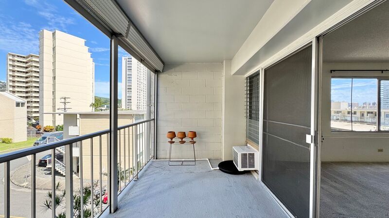 SPACIOUS STUDIO w/ LANAI & Washer/Dryer INSIDE unit - AVAILABLE NOW in MAKIKI - Conveniently Located! property image