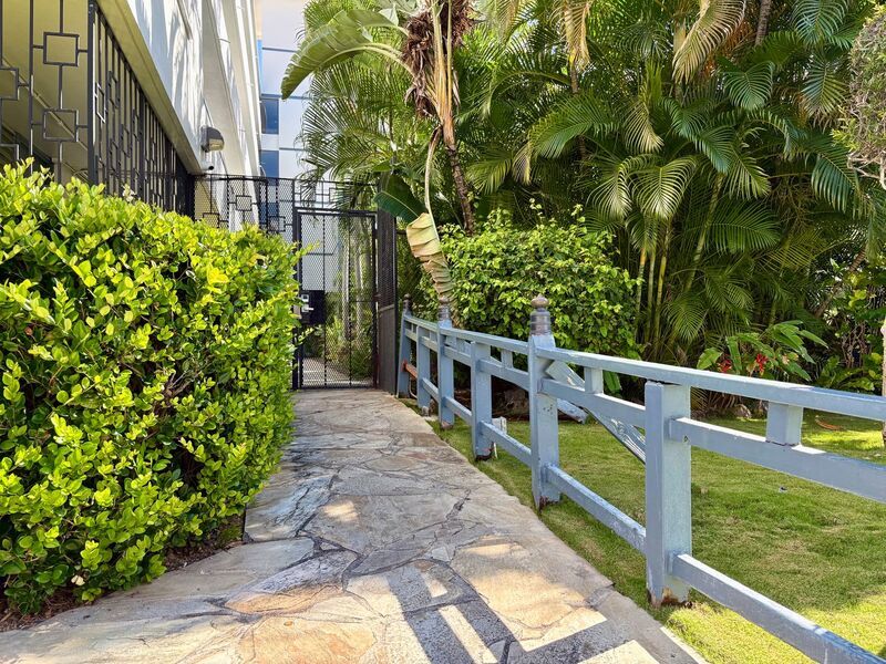 Available Now! 1BD / 1BA with 1 Covered & Assigned Parking Stall on Rycroft Street!! property image