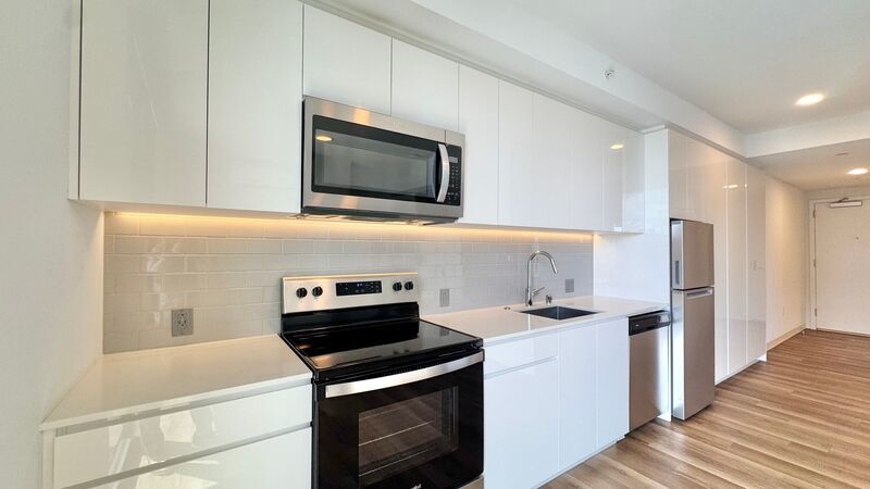 Ocean Views! 1 BED 1 BATH with 1 ASSIGNED STALL in AALII - WARD VILLAGE! property image