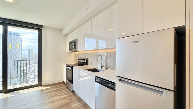 Ocean Views! 1 BED 1 BATH with 1 ASSIGNED STALL in AALII - WARD VILLAGE! property image