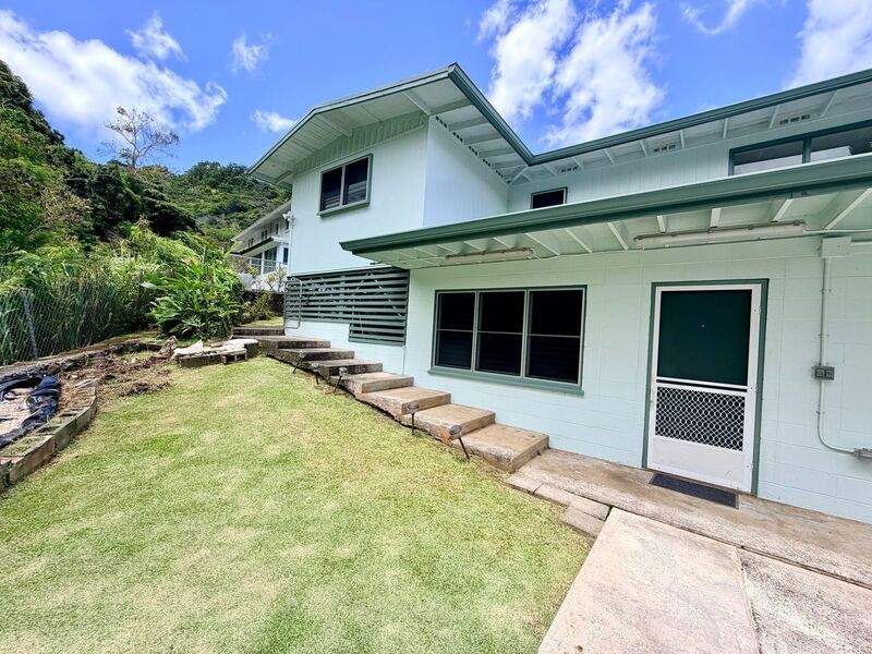 Spacious 2 Bedroom / 2 Bathroom Pet-Friendly Home in Moanalua Valley property image