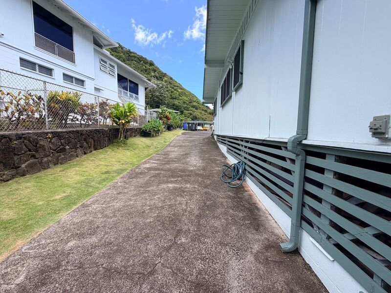 Spacious 2 Bedroom / 2 Bathroom Pet-Friendly Home in Moanalua Valley property image
