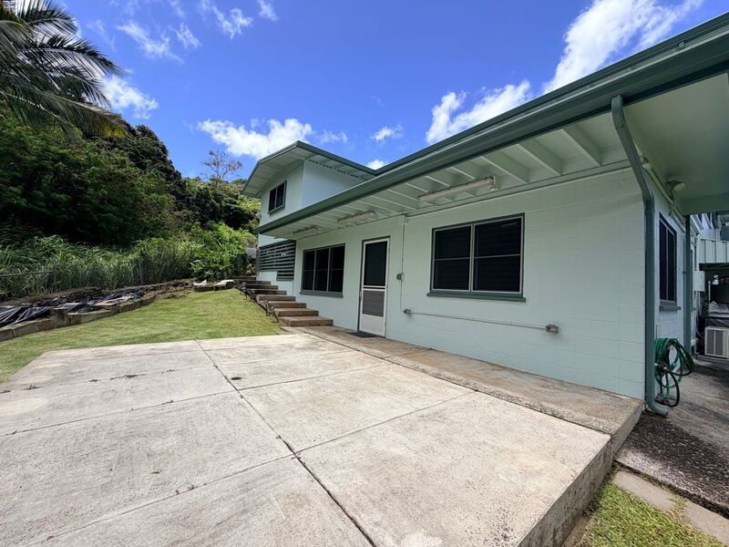 Spacious 2 Bedroom / 2 Bathroom Pet-Friendly Home in Moanalua Valley property image