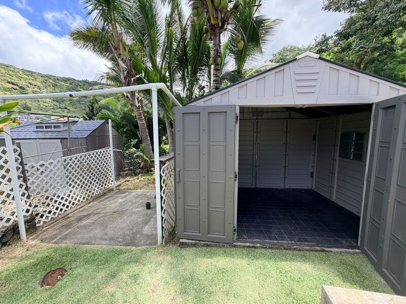 Spacious 2 Bedroom / 2 Bathroom Pet-Friendly Home in Moanalua Valley property image