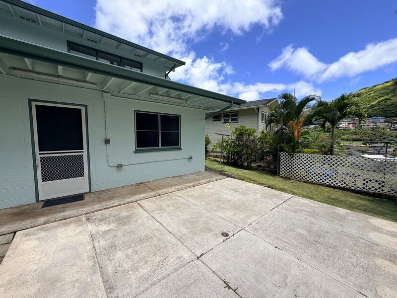 Spacious 2 Bedroom / 2 Bathroom Pet-Friendly Home in Moanalua Valley property image