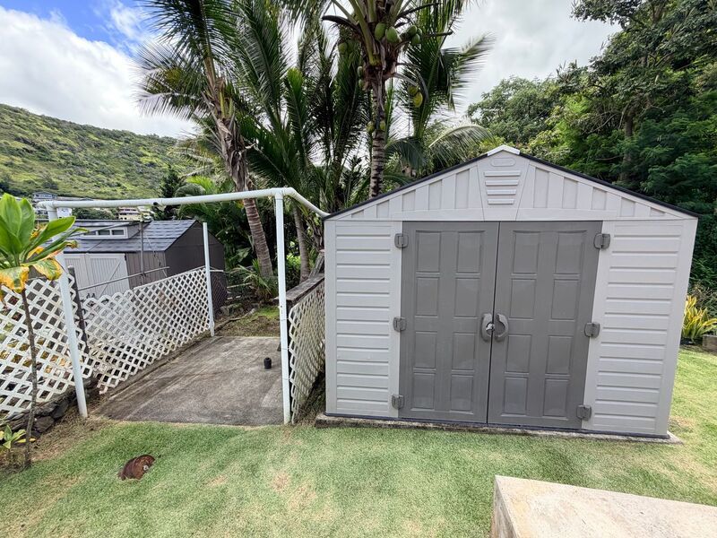 Spacious 2 Bedroom / 2 Bathroom Pet-Friendly Home in Moanalua Valley property image