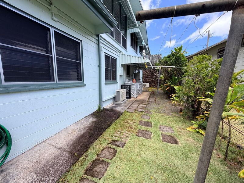 Spacious 2 Bedroom / 2 Bathroom Pet-Friendly Home in Moanalua Valley property image