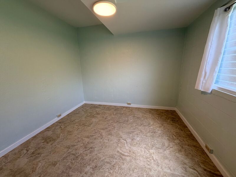 Spacious 2 Bedroom / 2 Bathroom Pet-Friendly Home in Moanalua Valley property image