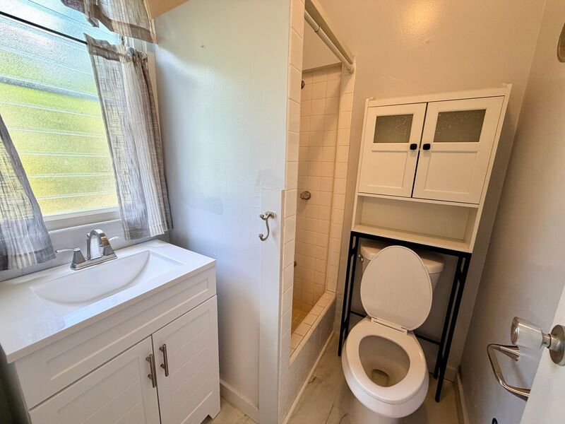 Spacious 2 Bedroom / 2 Bathroom Pet-Friendly Home in Moanalua Valley property image