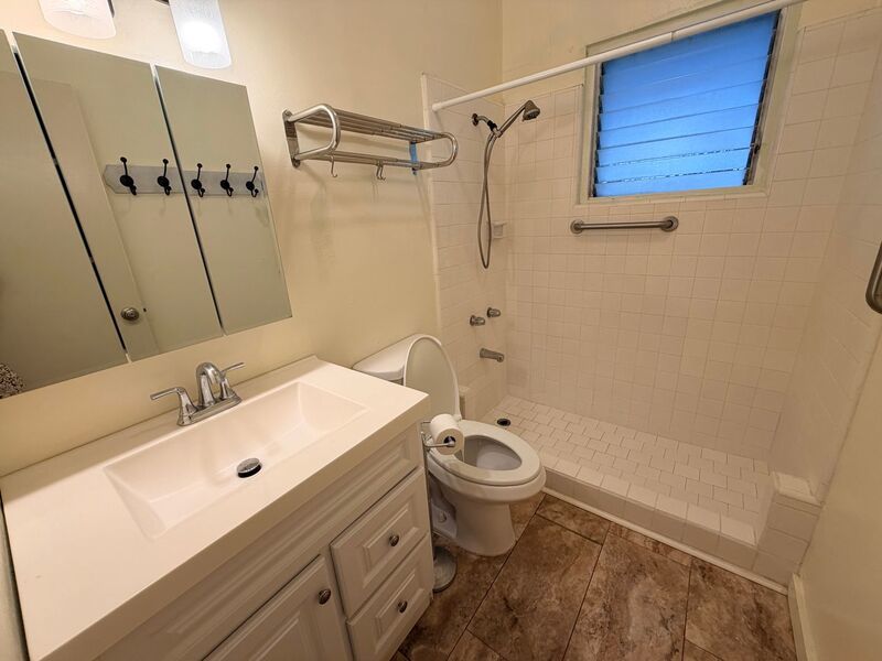 Spacious 2 Bedroom / 2 Bathroom Pet-Friendly Home in Moanalua Valley property image