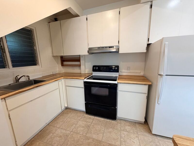 Spacious 2 Bedroom / 2 Bathroom Pet-Friendly Home in Moanalua Valley property image