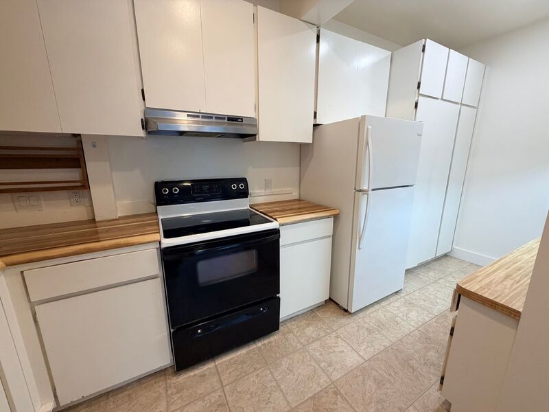 Spacious 2 Bedroom / 2 Bathroom Pet-Friendly Home in Moanalua Valley property image
