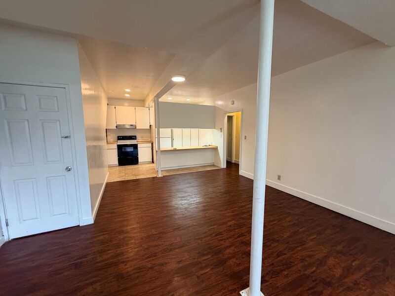 Spacious 2 Bedroom / 2 Bathroom Pet-Friendly Home in Moanalua Valley property image