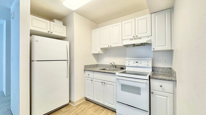 STUDIO W/ COVERED PARKING at 801 SOUTH ST!! property image