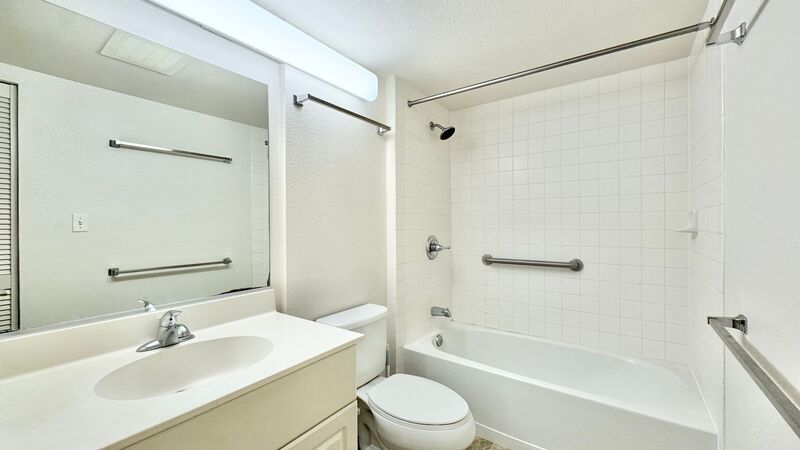 STUDIO W/ COVERED PARKING at 801 SOUTH ST!! property image