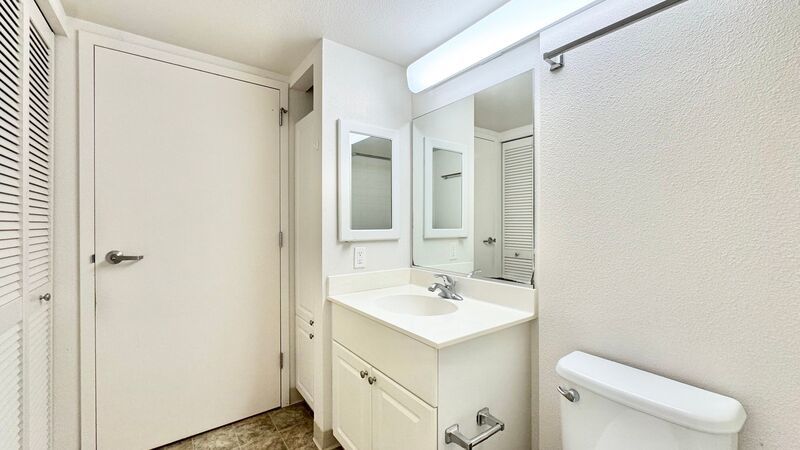 STUDIO W/ COVERED PARKING at 801 SOUTH ST!! property image
