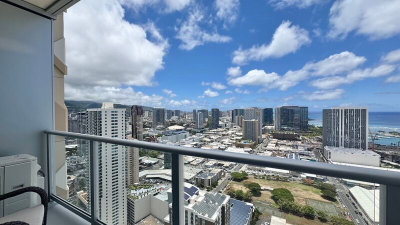 FURNISHED 40TH FLOOR PENTHOUSE UNIT - 1BD/1BA WITH 1 COVERED PARKING property image