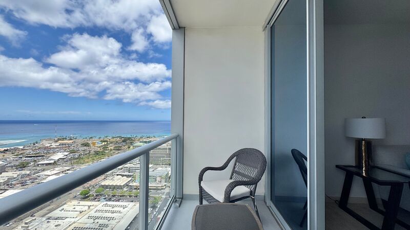 FURNISHED 40TH FLOOR PENTHOUSE UNIT - 1BD/1BA WITH 1 COVERED PARKING property image
